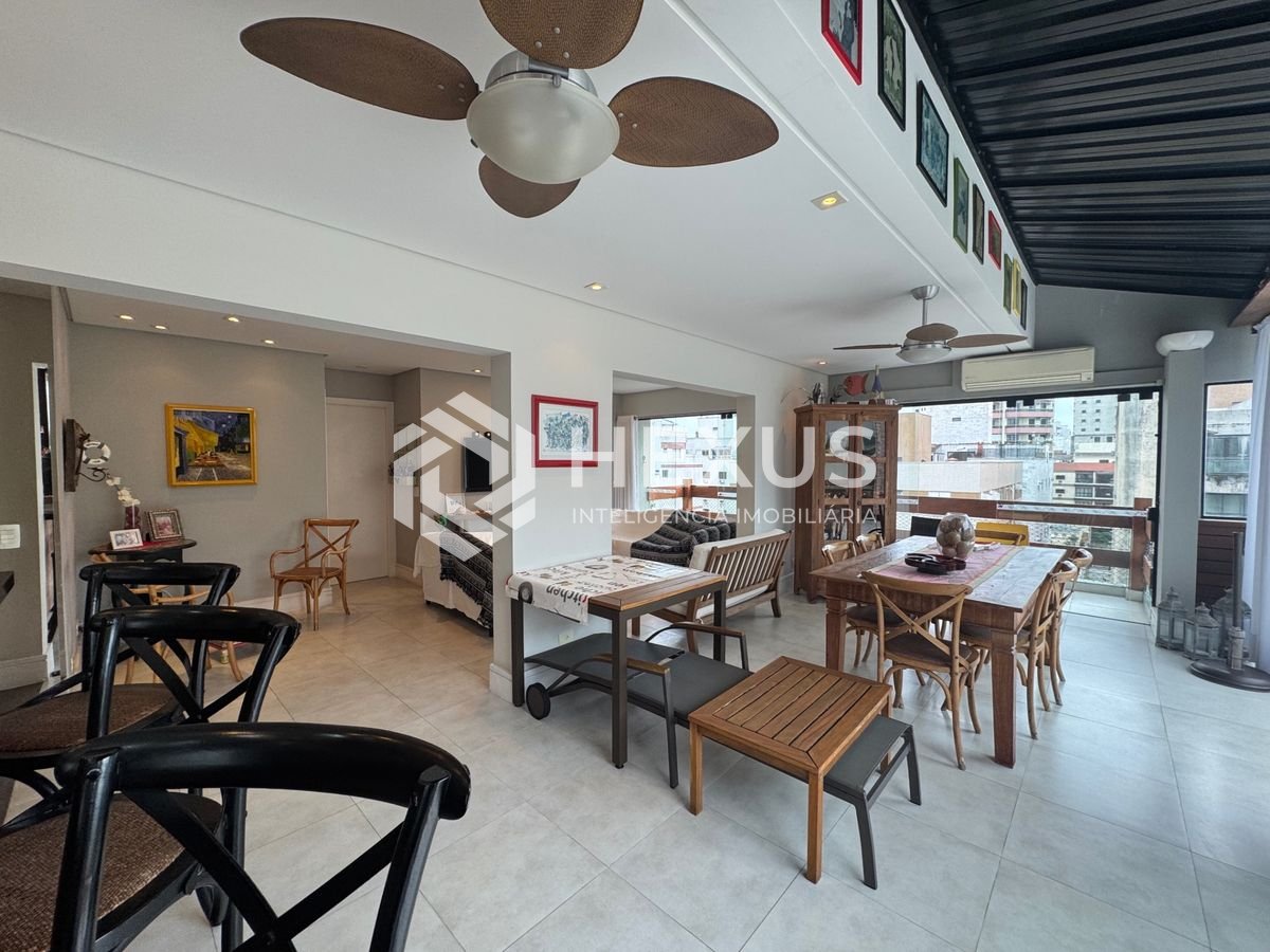 Foto 5 de Apartamento reformado com varanda e lazer a 400m da praia na região da Brunella na Enseada, Guarujá