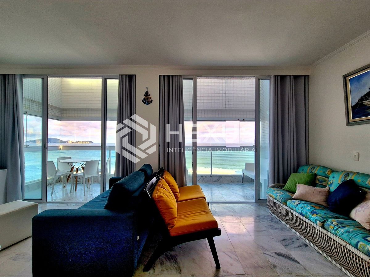 Foto 3 de Apartamento de alto padrão reformado frente mar com varanda e lazer no Jardim Astúrias, Guarujá