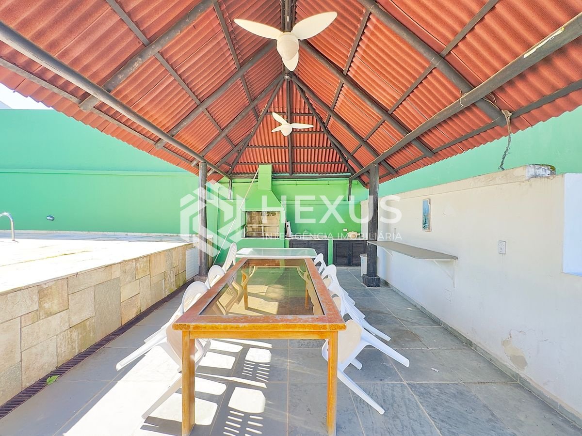 Foto 3 de Casa reformada com piscina e área gourmet no Jardim Acapulco, Guarujá