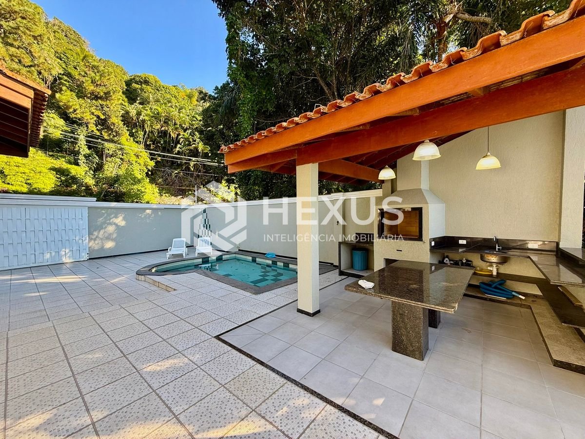Foto 3 de Casa reformada com varanda vista mar e lazer a 100m da praia no Morro Sorocotuba na Enseada, Guarujá
