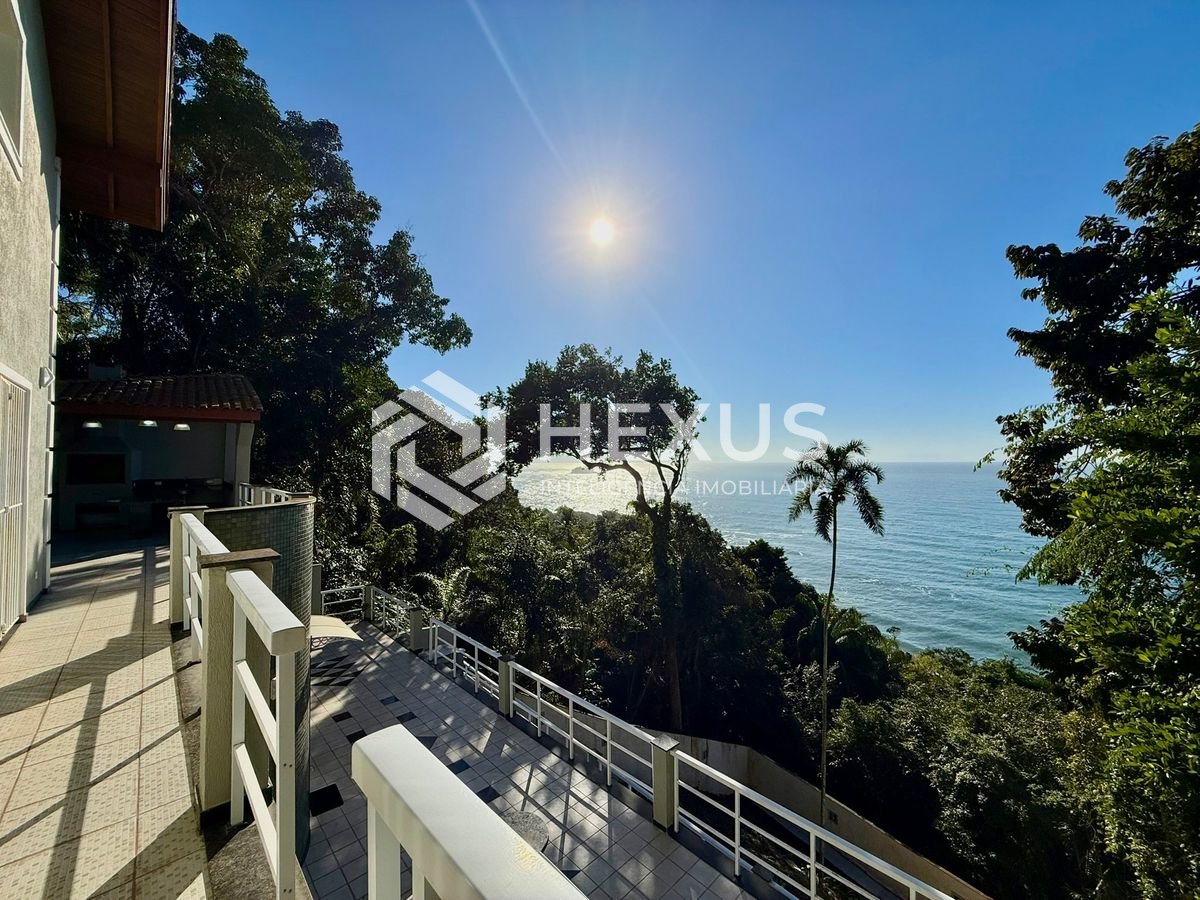 Foto 4 de Casa reformada com varanda vista mar e lazer a 100m da praia no Morro Sorocotuba na Enseada, Guarujá
