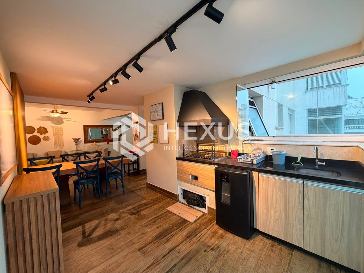 Foto 3 de Apartamento reformado com varanda gourmet vista mar e lazer a 100m da praia nas Pitangueiras, Guarujá