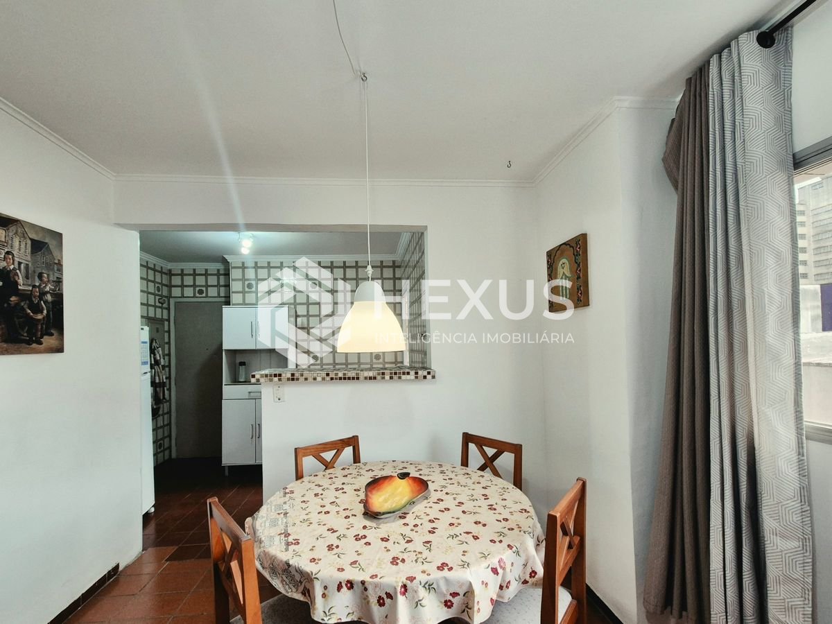 Foto 4 de Apartamento com varanda a 1 quadra da praia nas Pitangueiras, Guarujá