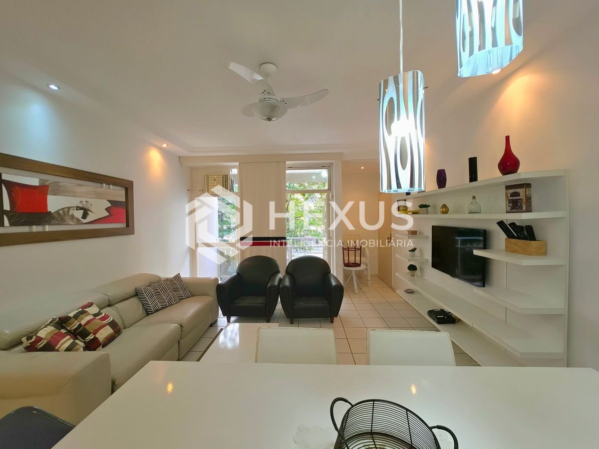 Foto 2 de Apartamento com varanda a 1 quadra da praia nas Pitangueiras, Guarujá