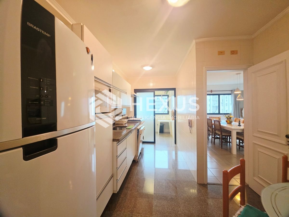 Foto 2 de Apartamento reformado com lazer a 1 quadra da praia nas Pitangueiras, Guarujá