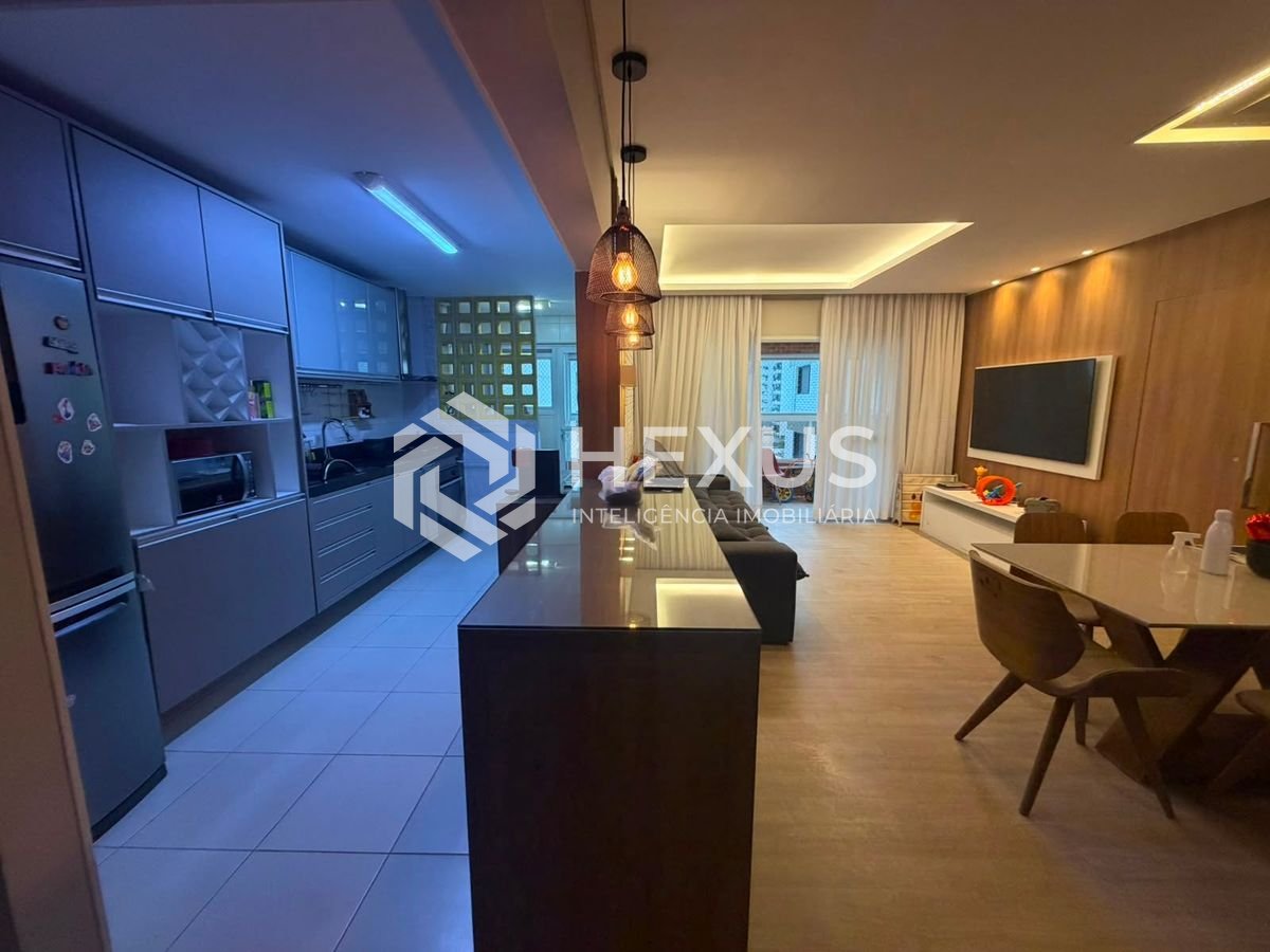 Foto 4 de Apartamento reformado com varanda e lazer a 500m da praia na região do Boqueirão na Enseada, Guarujá