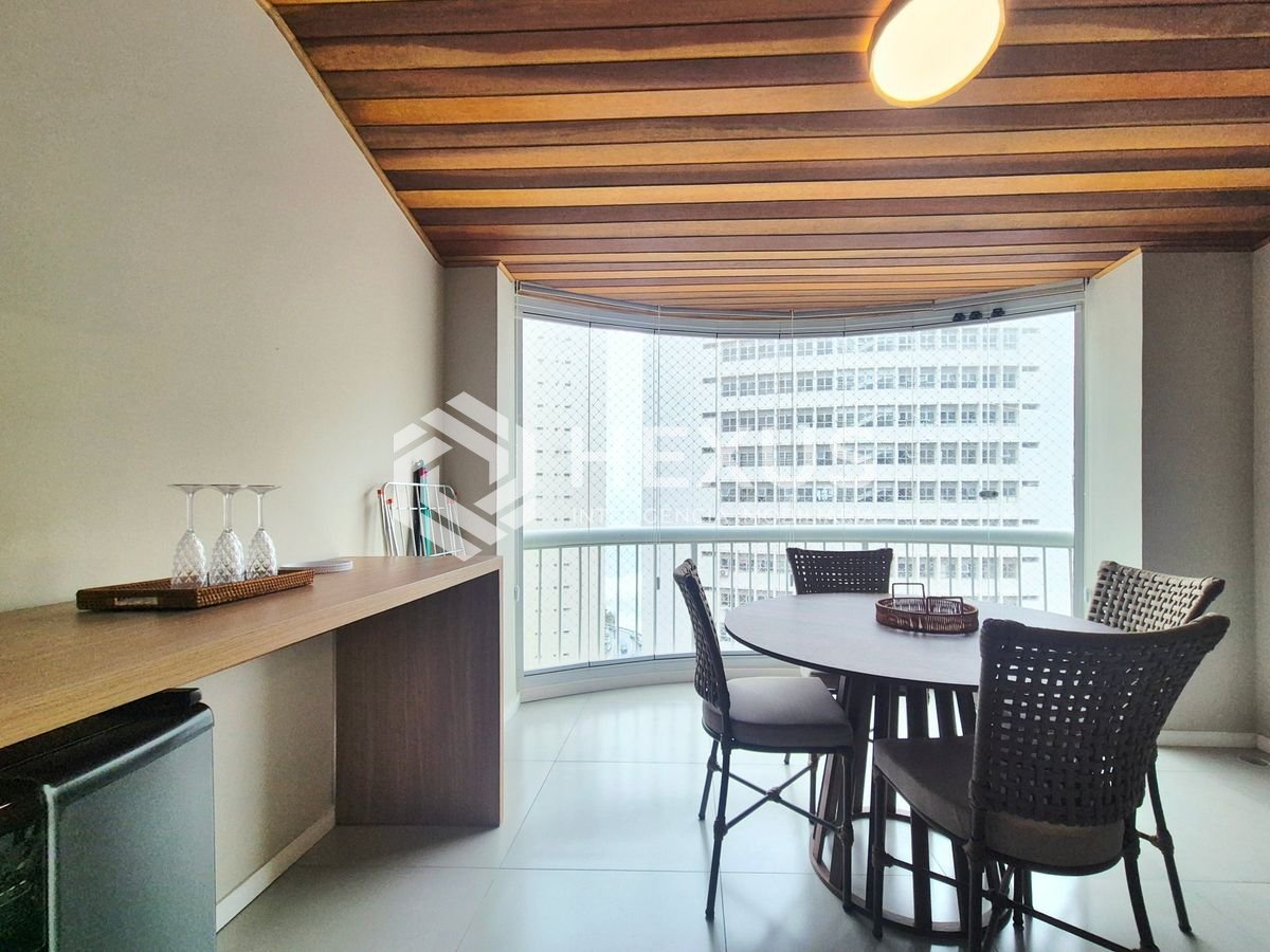 Foto 3 de Apartamento reformado com varanda vista mar e lazer nas Pitangueiras, Guarujá