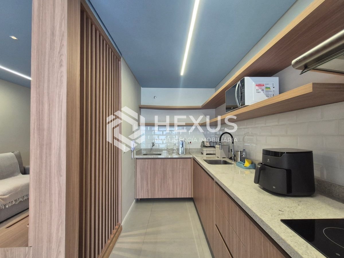 Foto 5 de Apartamento reformado com varanda vista mar e lazer nas Pitangueiras, Guarujá