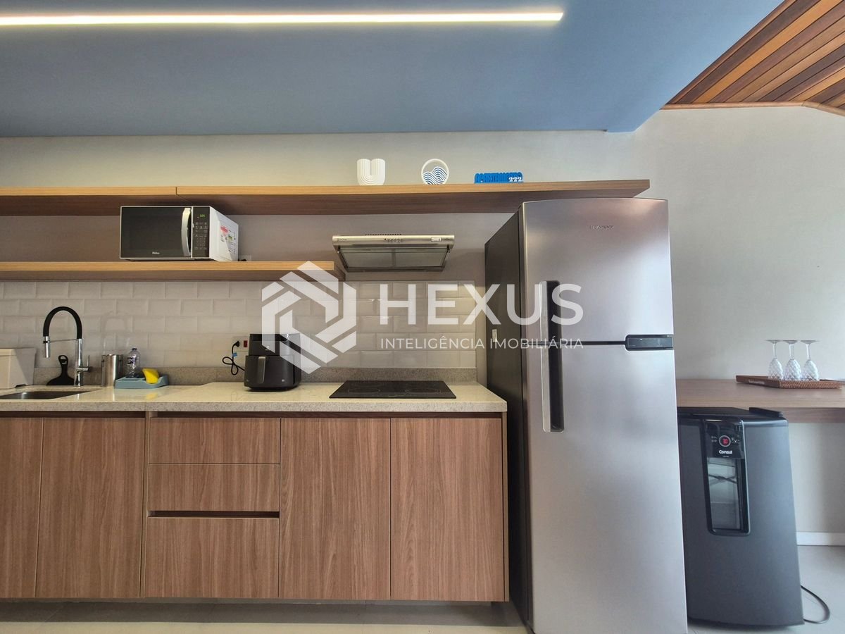 Foto 4 de Apartamento reformado com varanda vista mar e lazer nas Pitangueiras, Guarujá