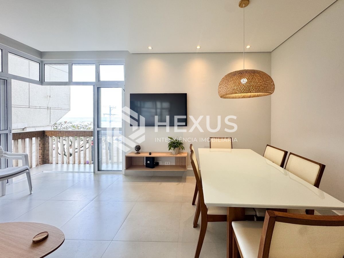 Foto 4 de Apartamento reformado frente mar com varanda vista mar nas Pitangueiras, Guarujá