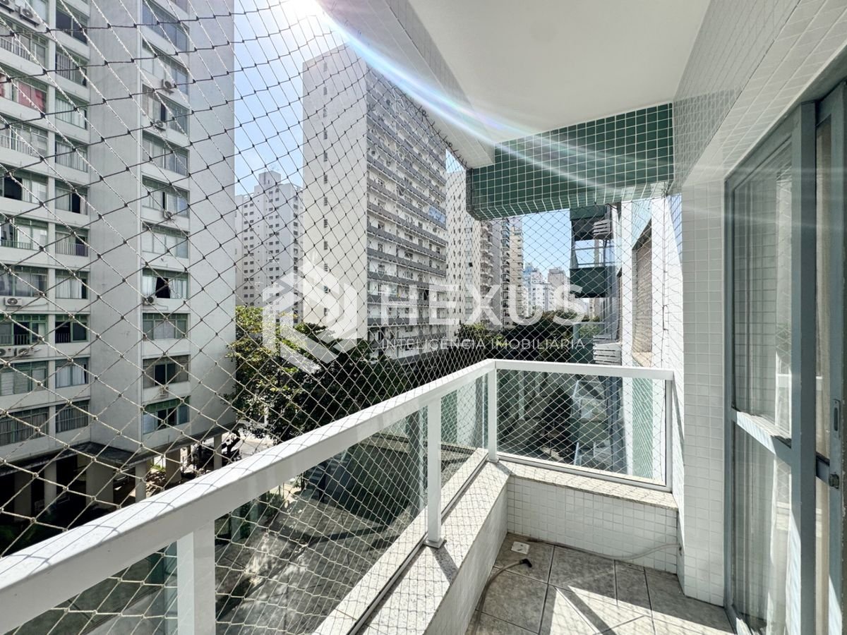 Foto 2 de Apartamento reformado com varanda a 1 quadra da praia na região da Barra Funda nas Pitangueiras, Guarujá