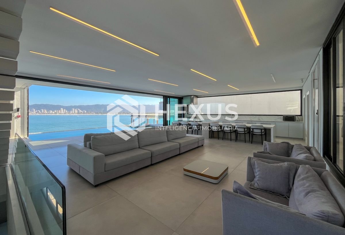Foto 4 de Casa frente mar com piscina e garagem náutica na Peninsula, Guarujá, SP