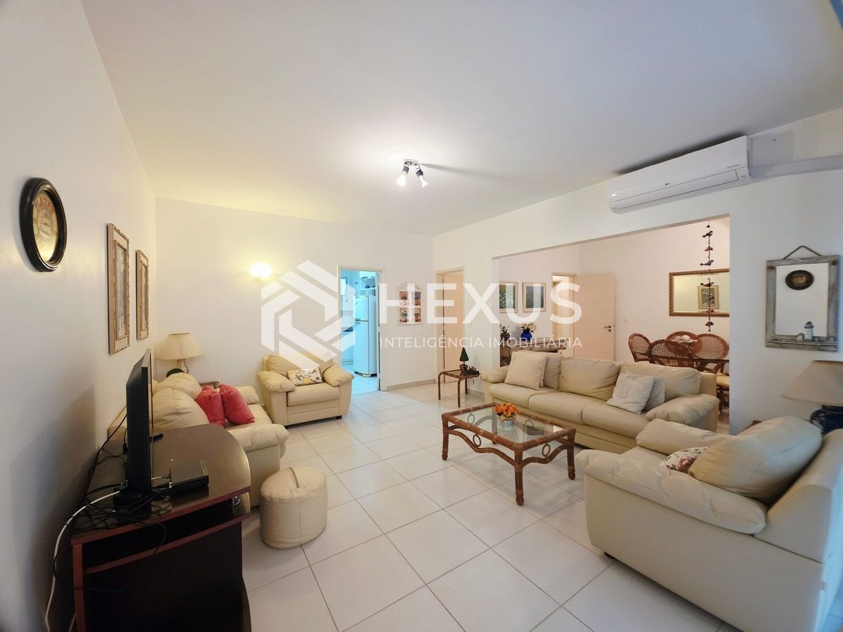 Foto 3 de Apartamento com varanda a 1 quadra da praia nas Pitangueiras, Guarujá