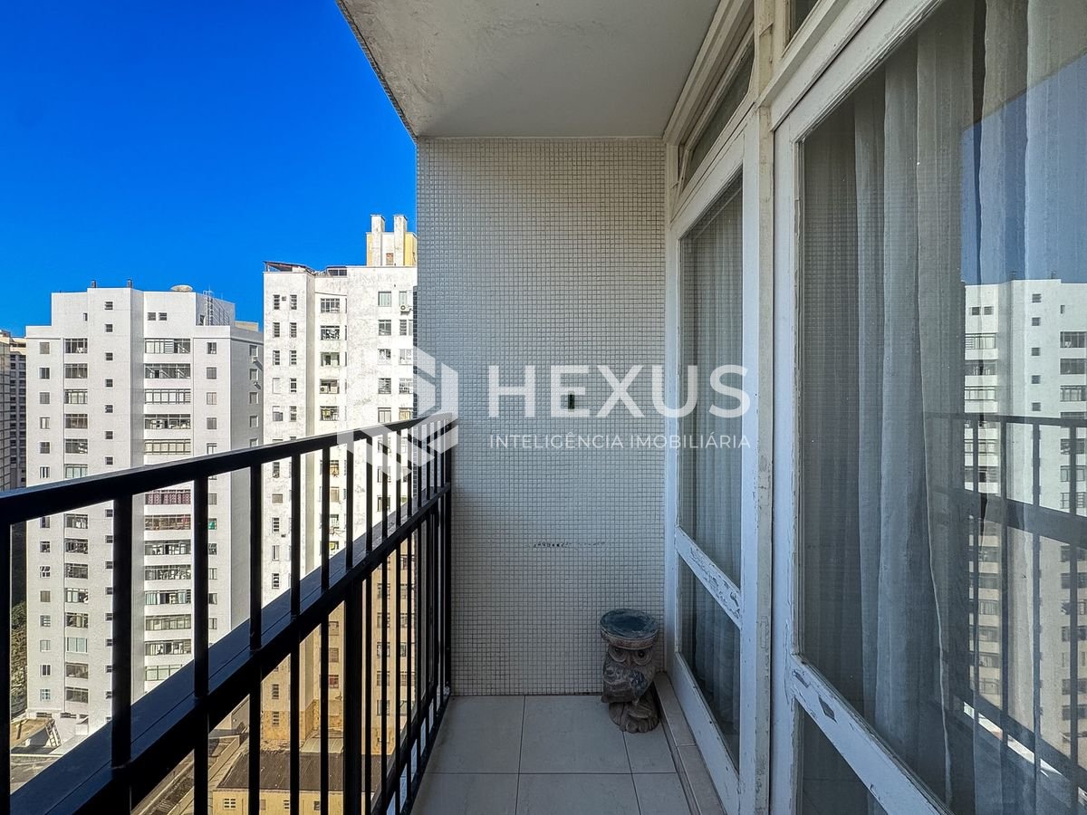 Foto 3 de Apartamento com varanda vista  livre e lazer a 80m da praia nas Pitangueiras, Guarujá