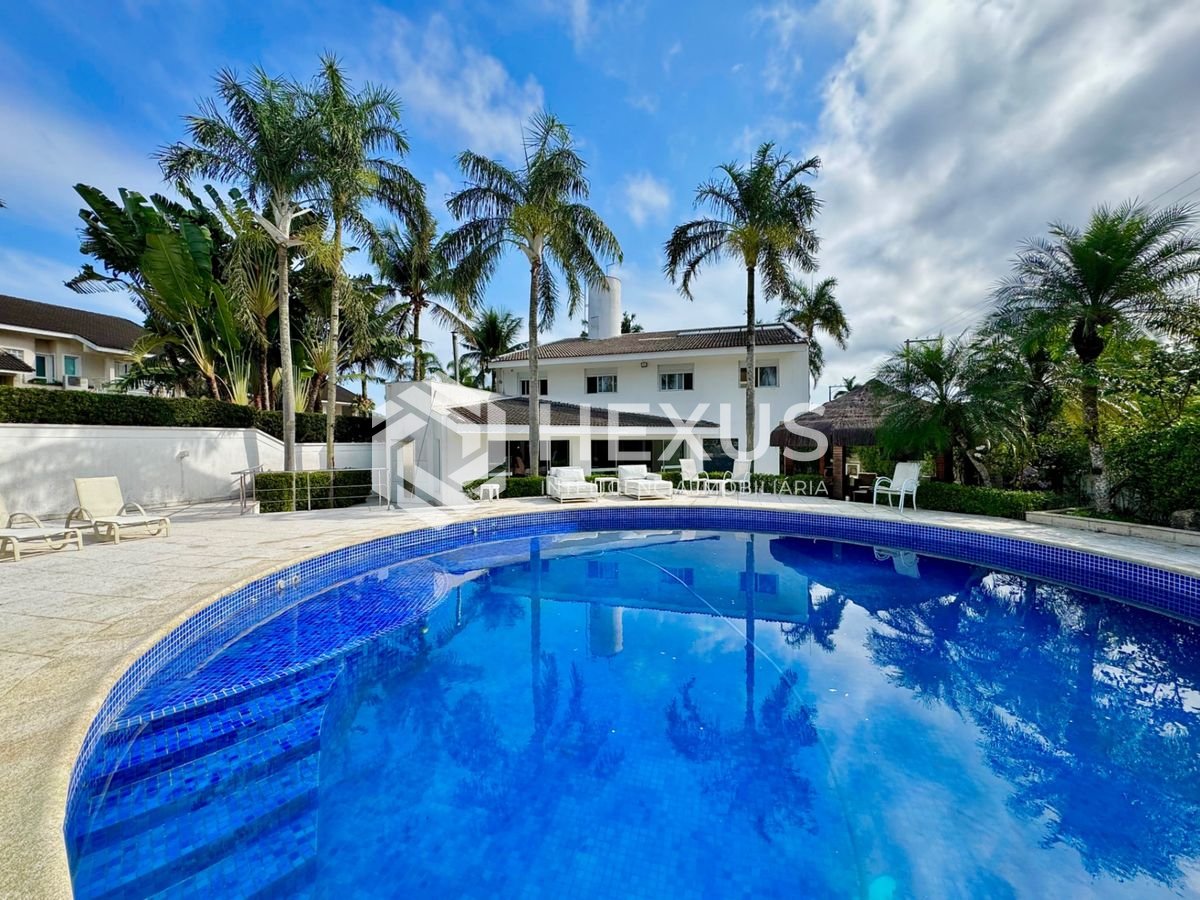 Casa reformada com varanda piscina e área gourmet no Acapulco, Guarujá