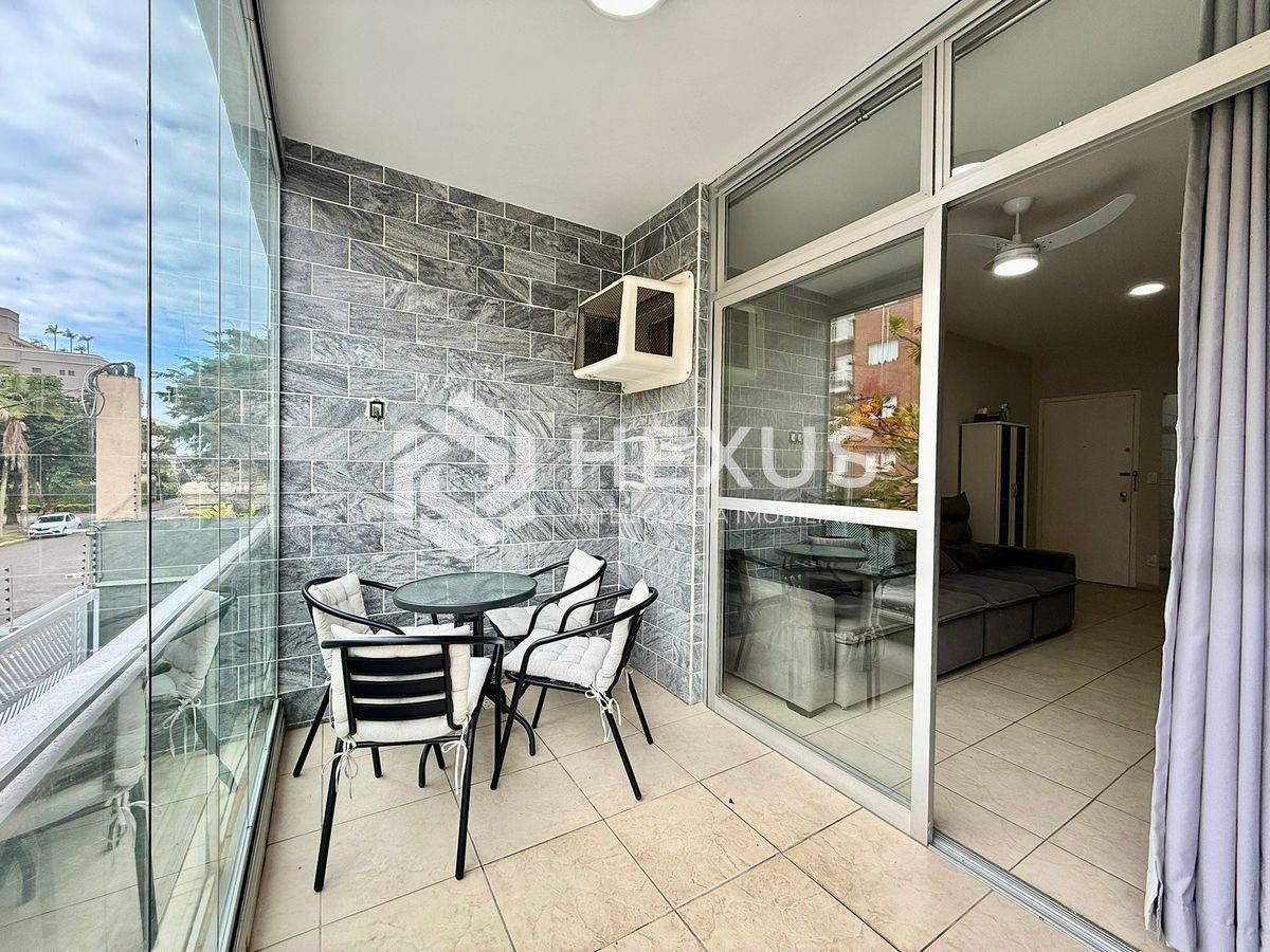 Foto 4 de Apartamento reformado com varanda a 300m da praia na região do Central Park na Enseada, Guarujá
