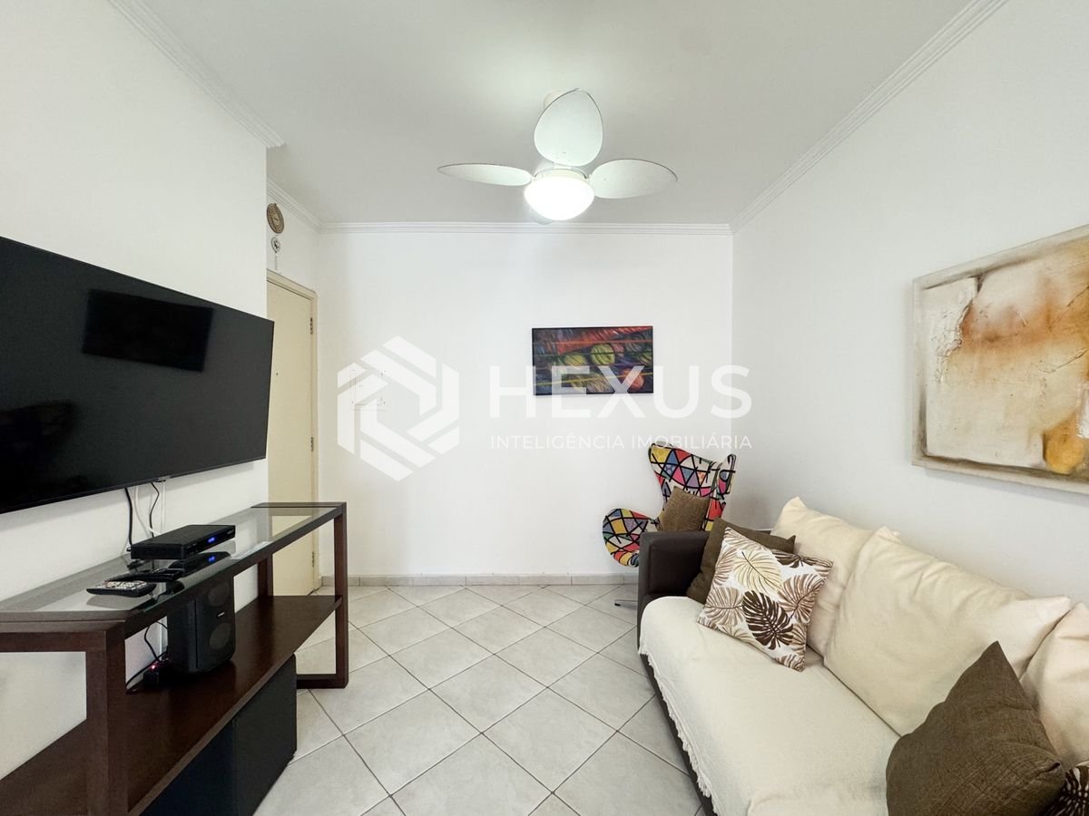 Foto 4 de Apartamento reformado com varanda e lazer a 100m da praia nas Pitangueiras, Guarujá