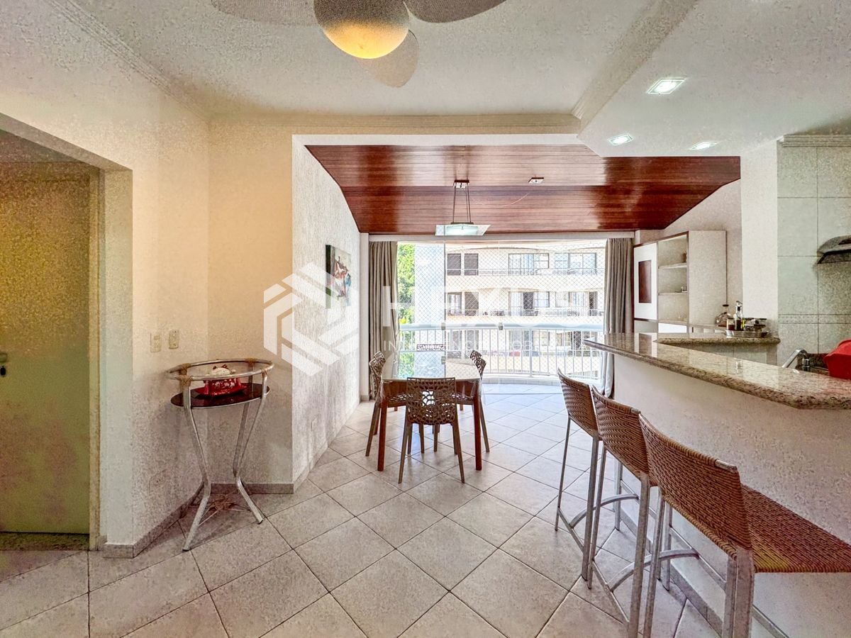 Foto 5 de Apartamento reformado com varanda e lazer a 100m da praia nas Pitangueiras, Guarujá