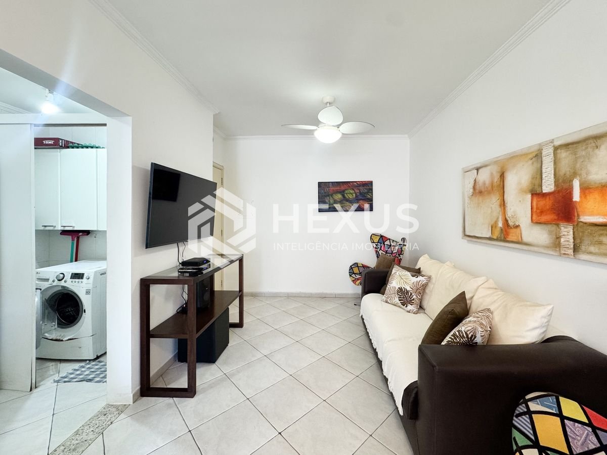Foto 3 de Apartamento reformado com varanda e lazer a 100m da praia nas Pitangueiras, Guarujá