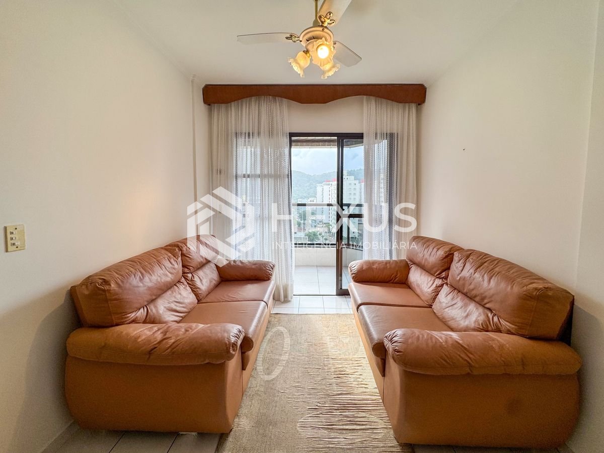 Foto 5 de Apartamento reformado com varanda e lazer a 450m da praia na região do Parque Enseada na Enseada, Guarujá