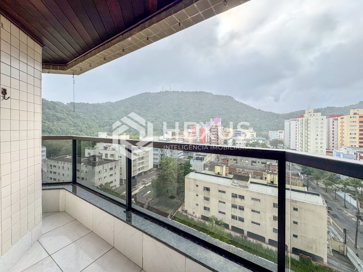 Foto 2 de Apartamento reformado com varanda e lazer a 450m da praia na região do Parque Enseada na Enseada, Guarujá