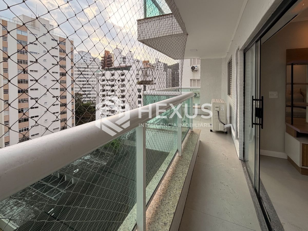 Foto 4 de Apartamento reformado com varanda na beira mar da praia nas Pitangueiras, Guarujá