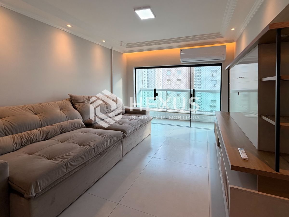 Foto 5 de Apartamento reformado com varanda na beira mar da praia nas Pitangueiras, Guarujá