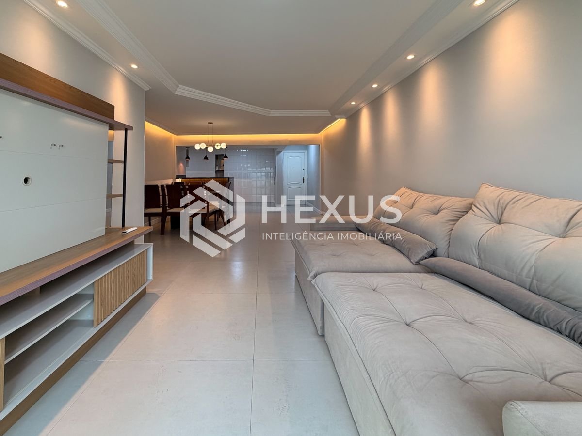 Foto 3 de Apartamento reformado com varanda na beira mar da praia nas Pitangueiras, Guarujá