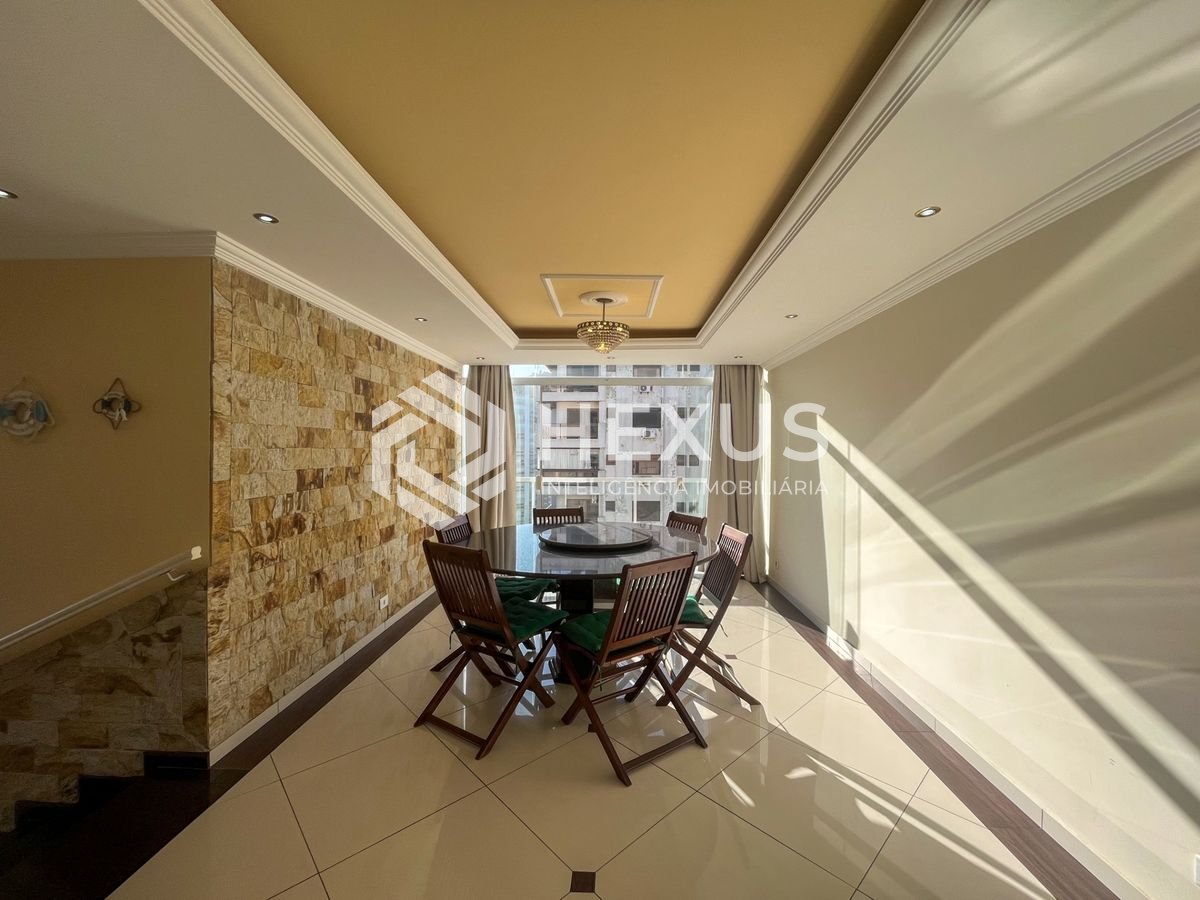 Foto 4 de Apartamento com varanda vista mar na beira mar da praia nas Pitangueiras, Guarujá