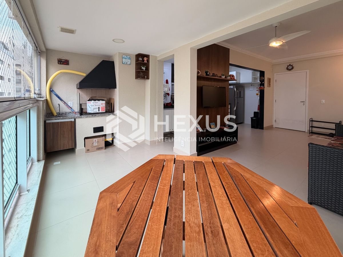 Foto 5 de Apartamento reformado com varanda gourmet vista mar parcial e lazer a 100m da praia nas Pitangueiras, Guarujá