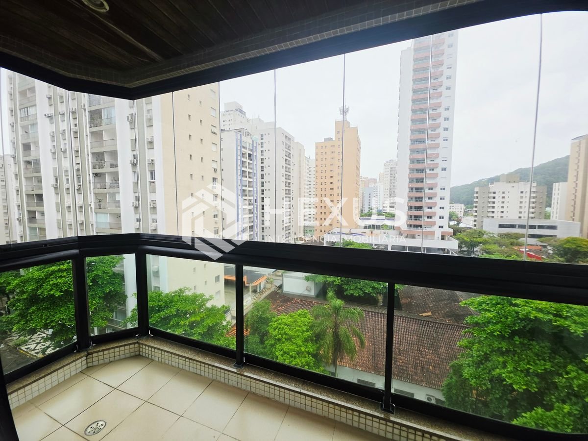 Foto 2 de Apartamento reformado com varanda vista mar nas Pitangueiras, Guarujá