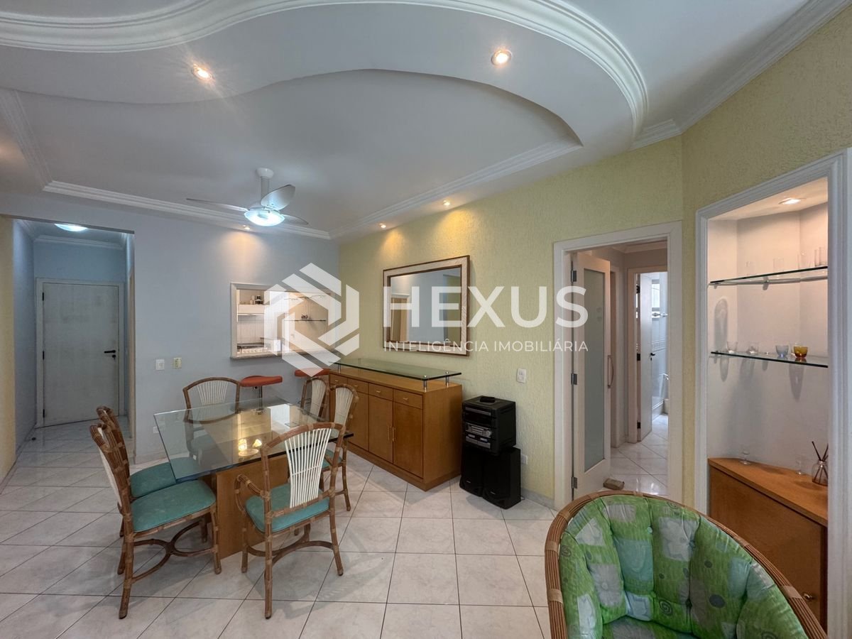 Foto 5 de Apartamento reformado com varanda e lazer a 400m da praia na Enseada, Guarujá