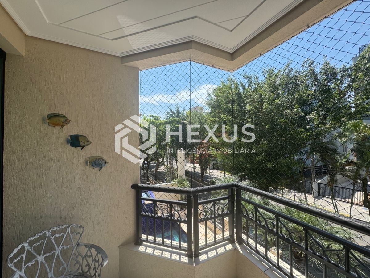 Foto 4 de Apartamento reformado com varanda e lazer a 400m da praia na Enseada, Guarujá