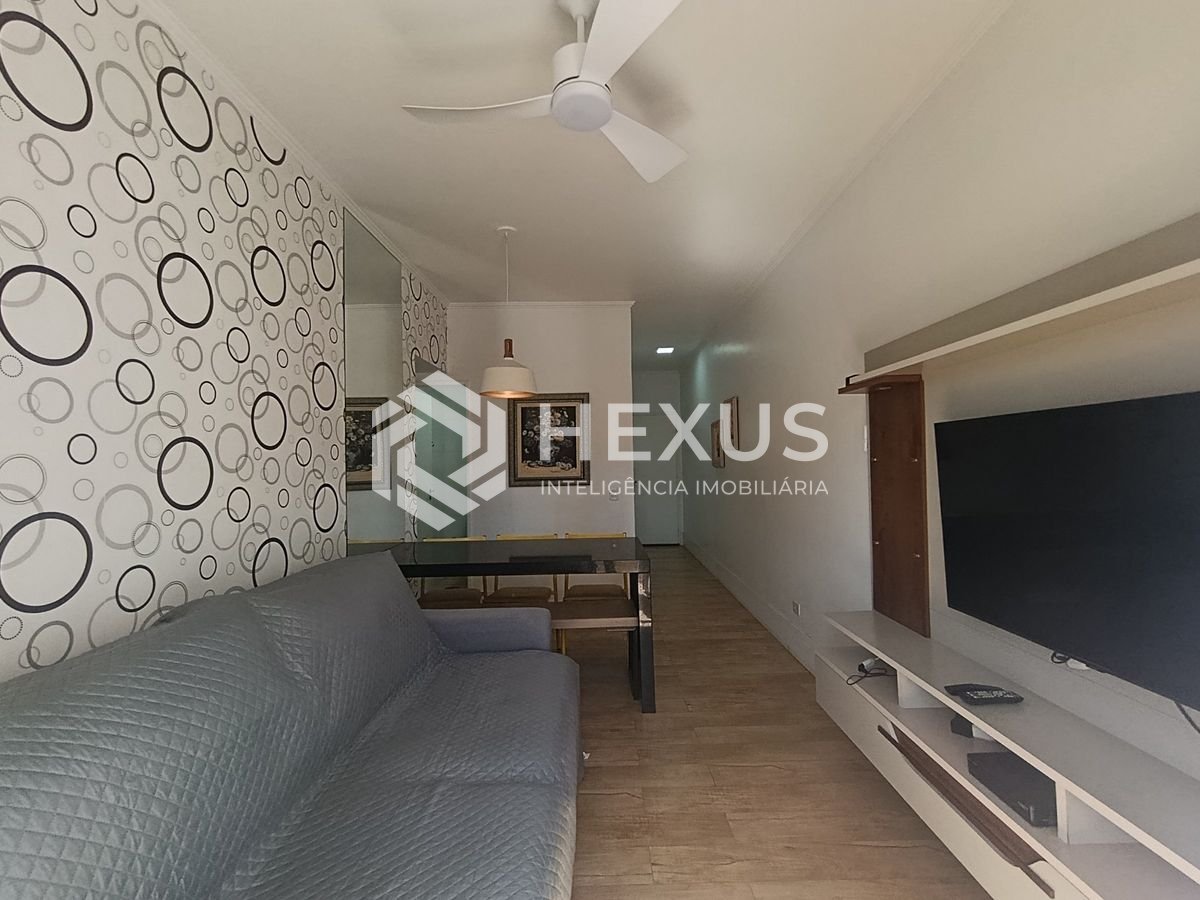 Foto 2 de Apartamento reformado com varanda e lazer a 150m da praia na região do Aquário na Enseada, Guarujá