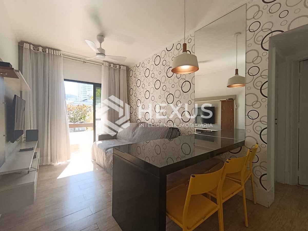 Foto 4 de Apartamento reformado com varanda e lazer a 150m da praia na região do Aquário na Enseada, Guarujá