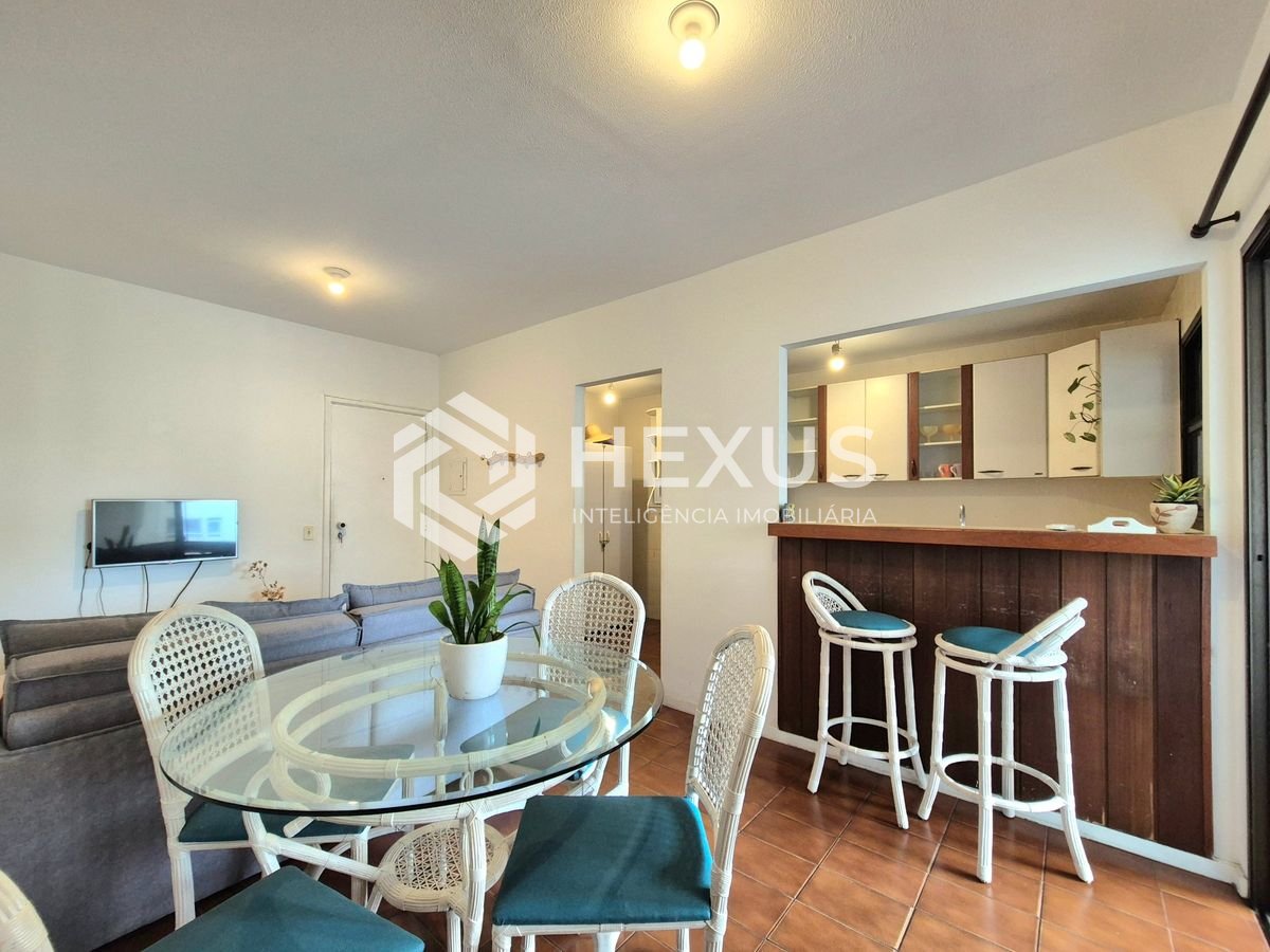 Foto 4 de Apartamento com varanda e lazer a 1 quadra da praia nas Pitangueiras, Guarujá