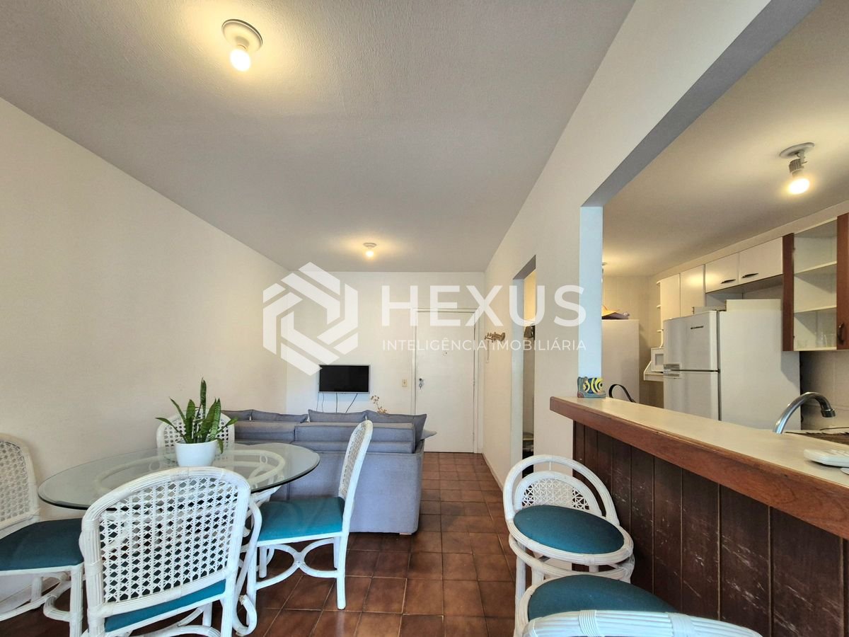 Foto 2 de Apartamento com varanda e lazer a 1 quadra da praia nas Pitangueiras, Guarujá