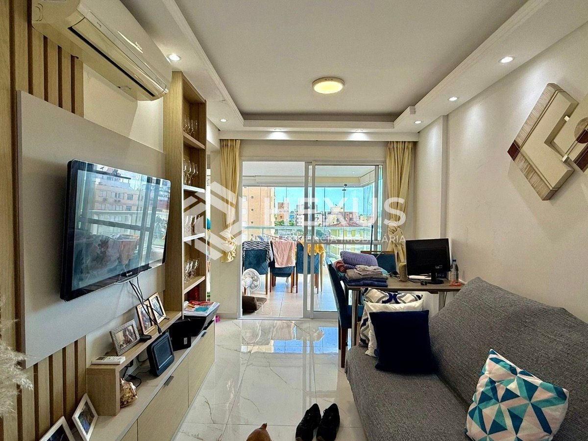 Foto 4 de Apartamento reformado com varanda vista mar e lazer a 300m da praia na região do Tortugas na Enseada, Guarujá