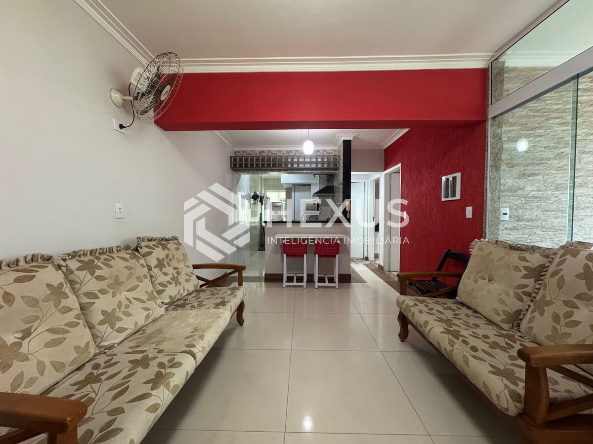 Apartamento reformado com varanda a 100m da praia na Enseada, Guarujá