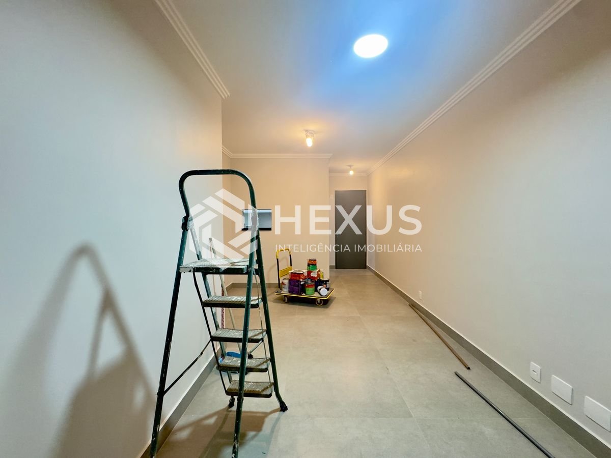 Foto 2 de Apartamento reformado com varanda e lazer na Enseada, Guarujá