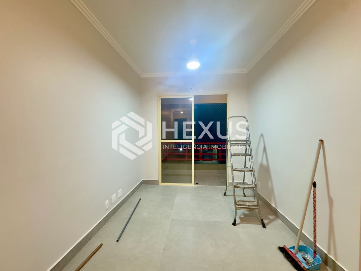 Foto 3 de Apartamento reformado com varanda e lazer na Enseada, Guarujá