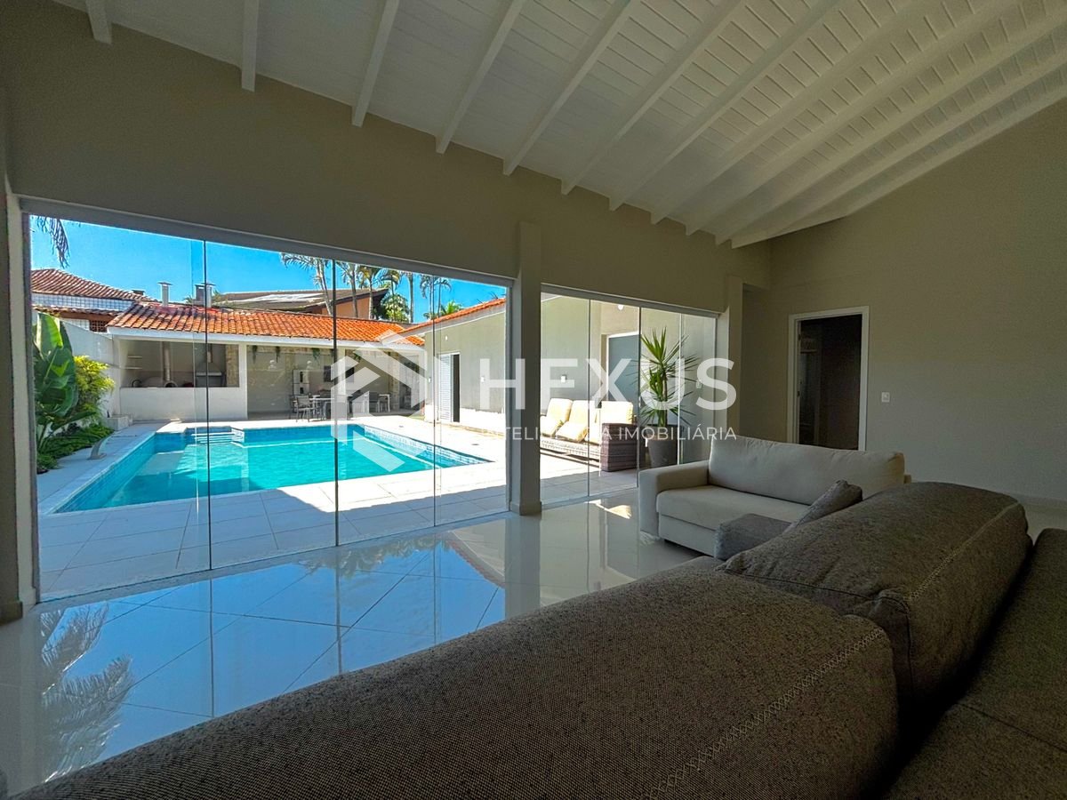 Foto 4 de Casa reformada com piscina e área gourmet no Jardim Acapulco, Guarujá