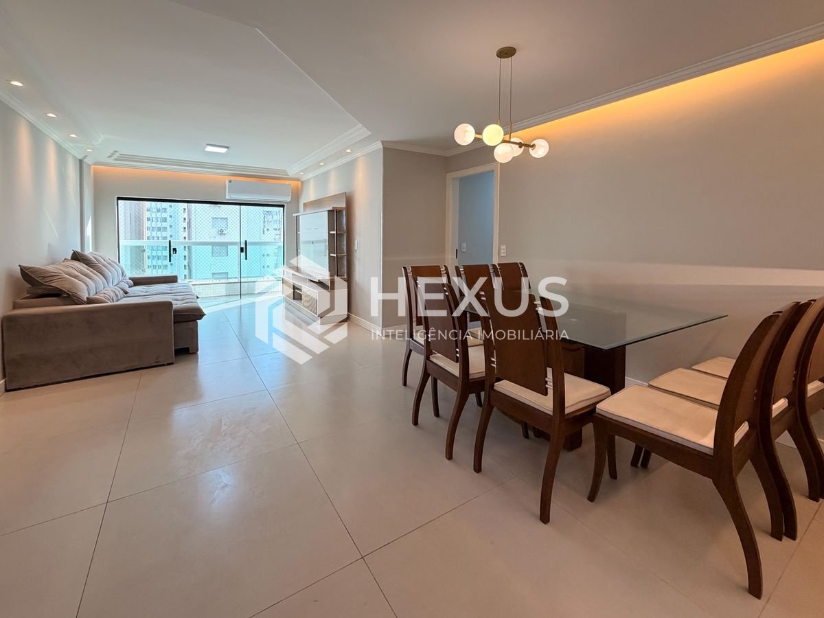 Foto 5 de Apartamento reformado com varanda na beira mar da praia nas Pitangueiras, Guarujá