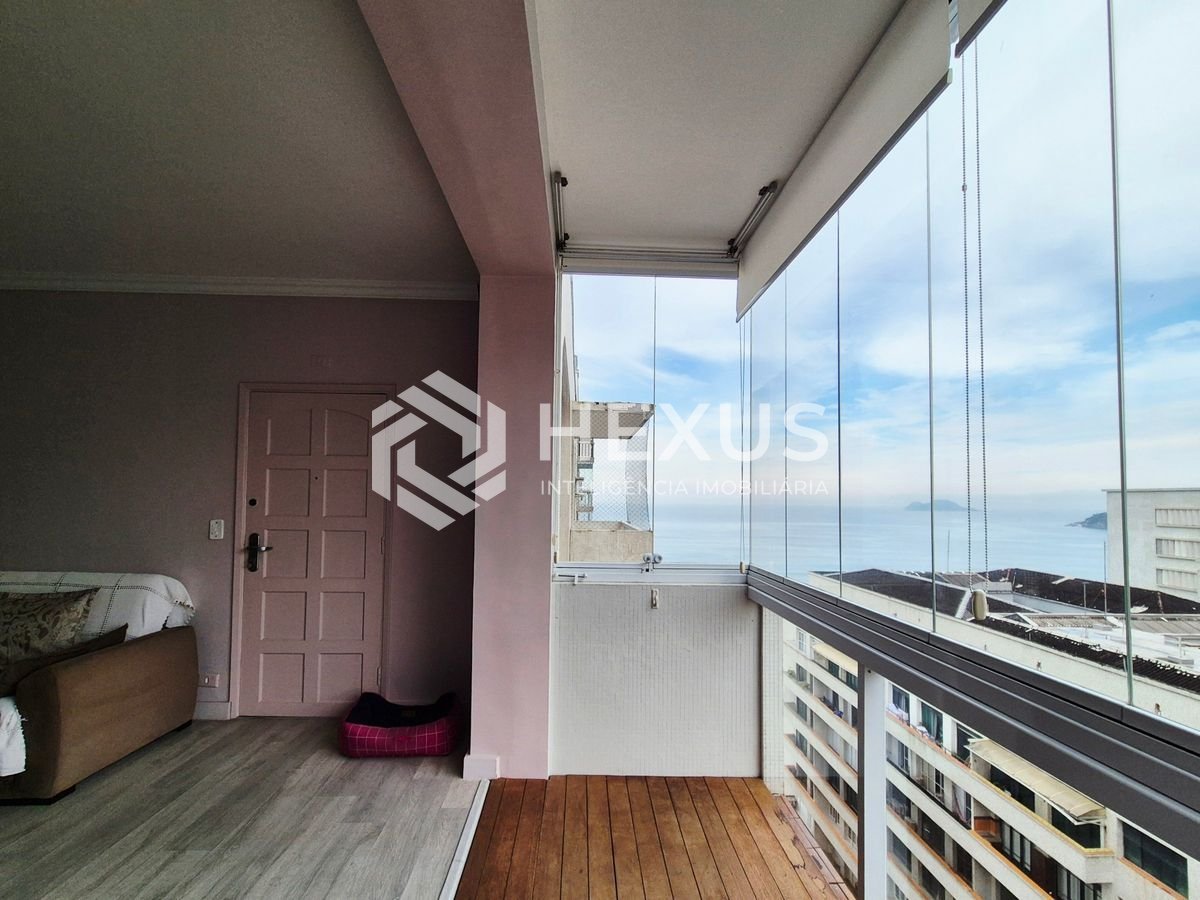 Foto 2 de Apartamento com varanda vista mar a 1 quadra da praia nas Pitangueiras, Guarujá