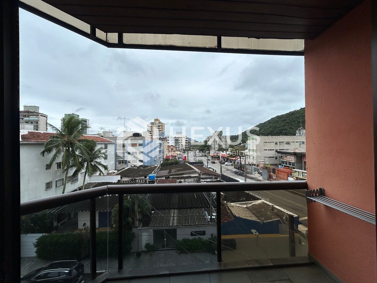 Foto 3 de Apartamento com varanda a 250m da praia na região do Tortugas na Enseada, Guarujá