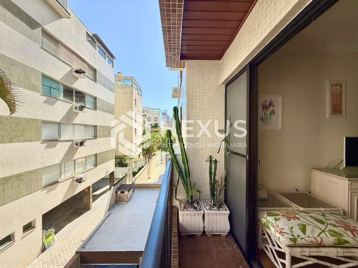 Foto 3 de Apartamento com varanda e lazer a 350m da praia na região do Central Park na Enseada, Guarujá
