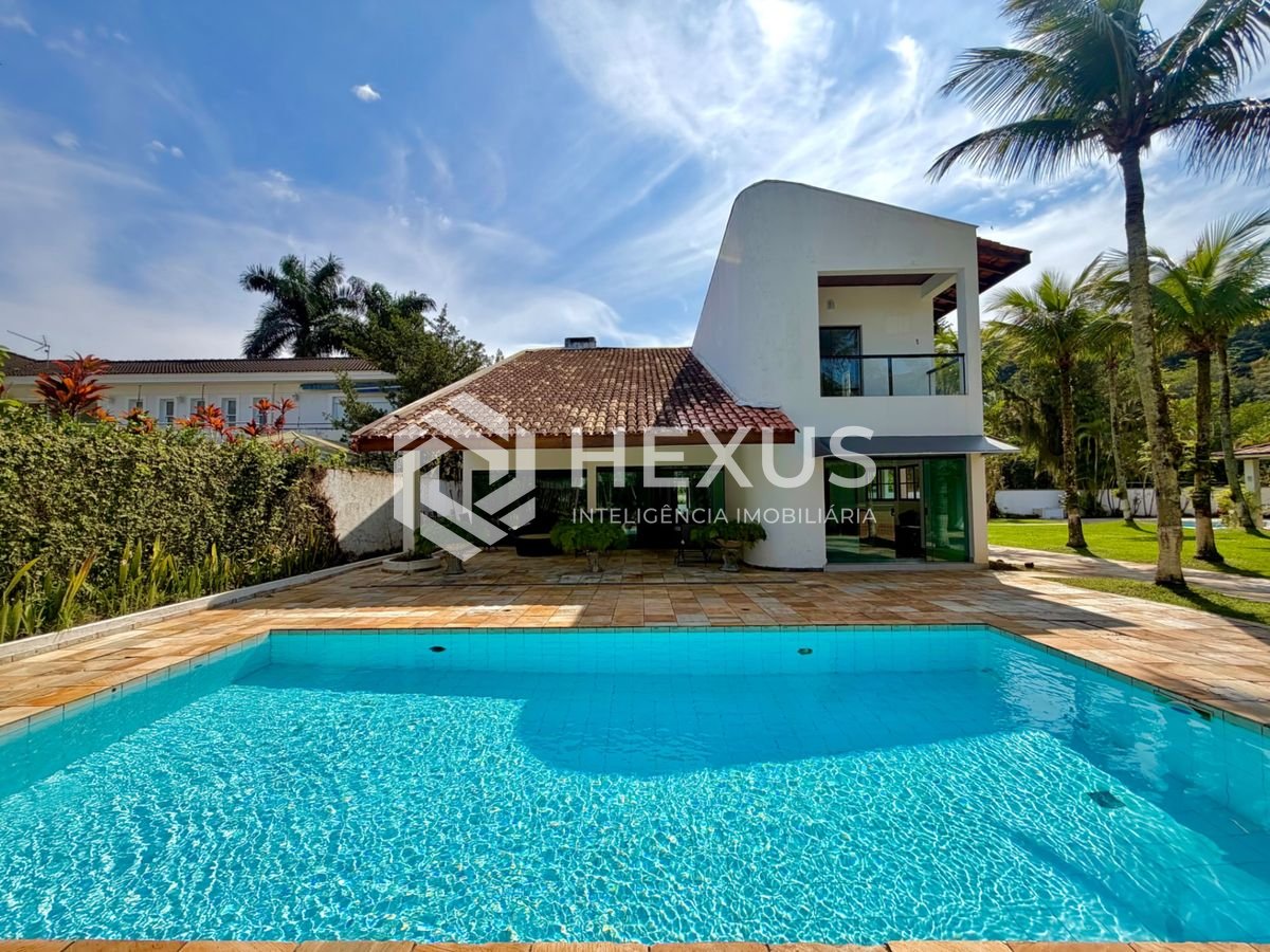 Casa reformada com varanda piscina e área gourmet no Acapulco, Guarujá