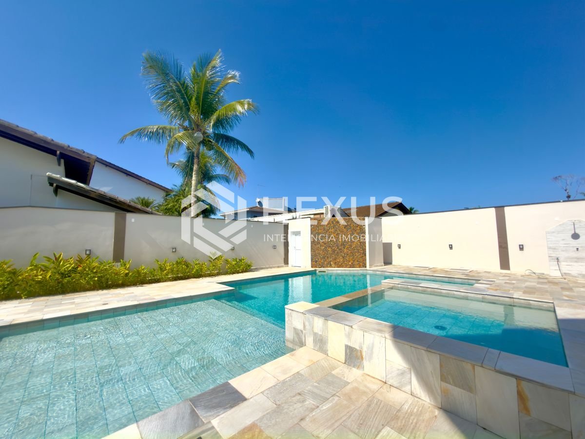 Foto 3 de Casa de alto padrão com piscina e área gourmet no Jardim Acapulco, Guarujá.