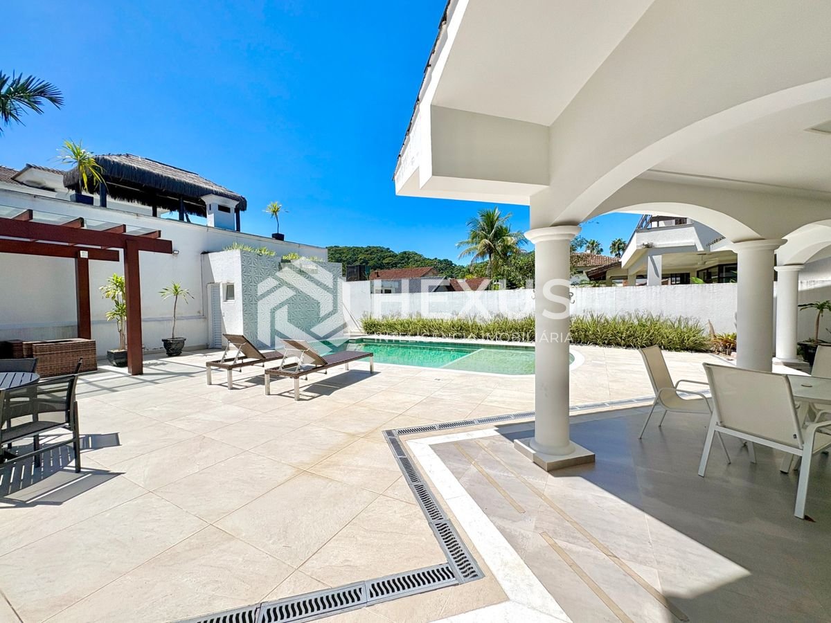 Foto 3 de Casa reformada com piscina e área gourmet no Jardim Acapulco, Guarujá