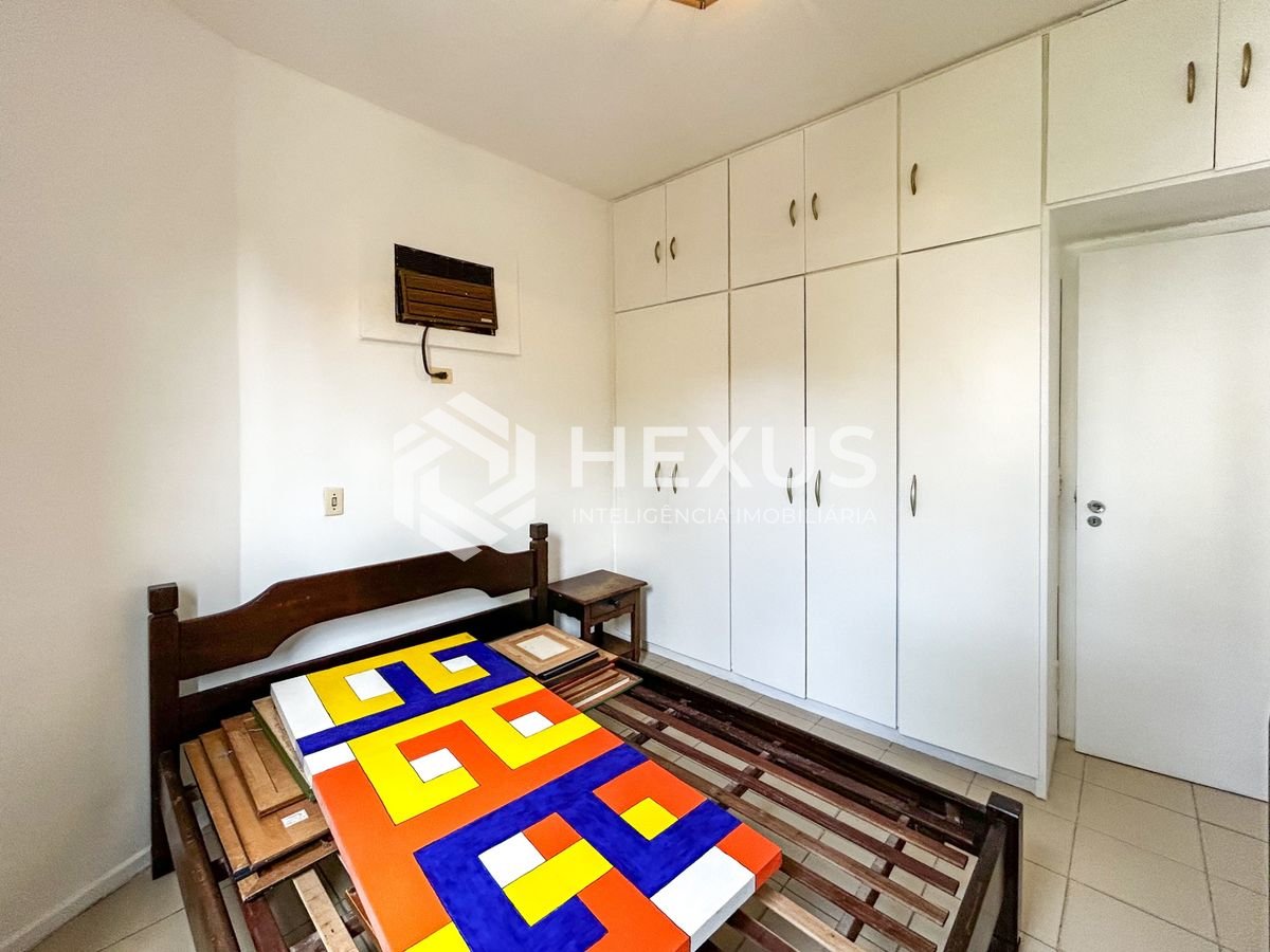 Foto 4 de Apartamento com varanda a 400m da praia na Enseada, Guarujá